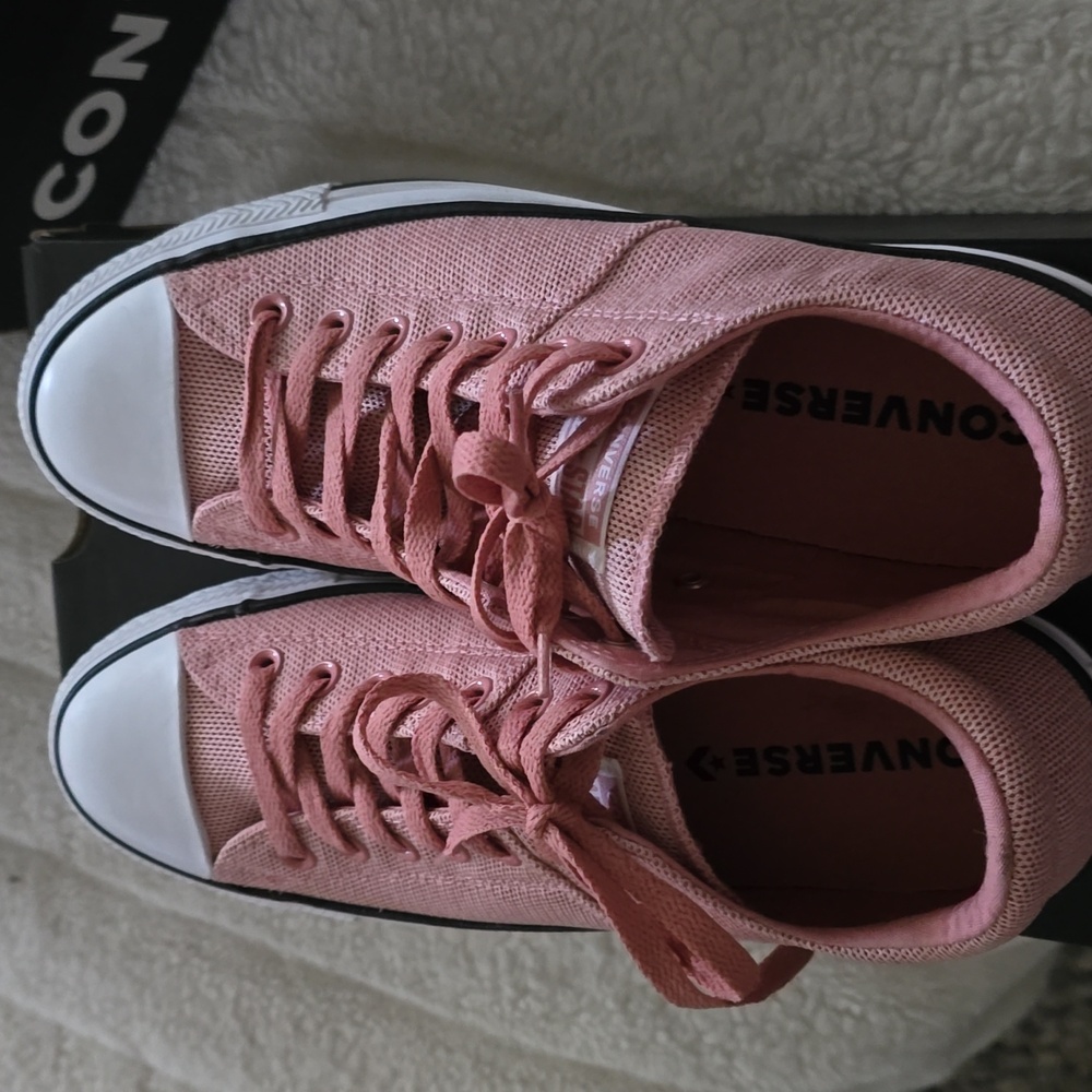 Women's Converse NEW IN BOX NEVER WORN! Mauve /pink color , size 11